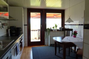Fridge, microwave, oven, stovetop - Vacation apartment Faby in Hollern-Twielenfleth directly on the dike in the Altes Land (Hollern-Twielenfleth)