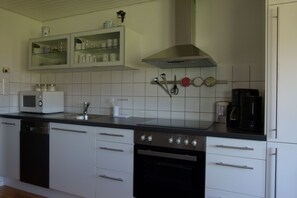 Fridge, microwave, oven, stovetop - Vacation apartment Faby in Hollern-Twielenfleth directly on the dike in the Altes Land (Hollern-Twielenfleth)