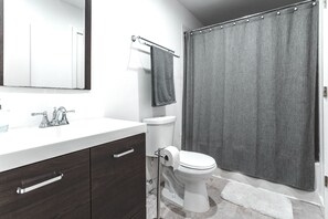 Dusche, Haartrockner, Handtücher, Seife