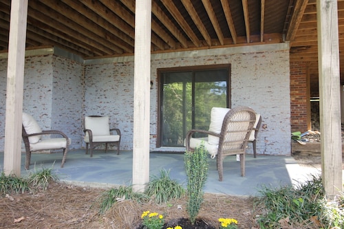 Lake Norman Waterfront home:private dock, fire pit,foosball, large screen porch.