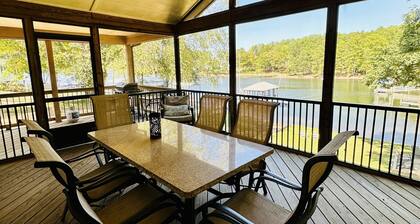 Lake Norman Waterfront home:private dock, fire pit,foosball, large screen porch.