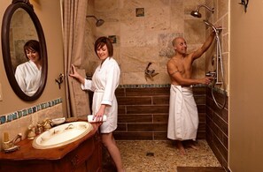Chambre, salle de bains privée (Timber Trails) | Salle de bain | Articles de toilette gratuits, serviettes fournies