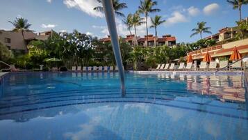 Een buitenzwembad, een verwarmd zwembad