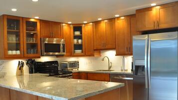 Frigorífic, microones, forn i placa de cuina