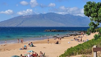 Beach nearby, sun-loungers, beach towels