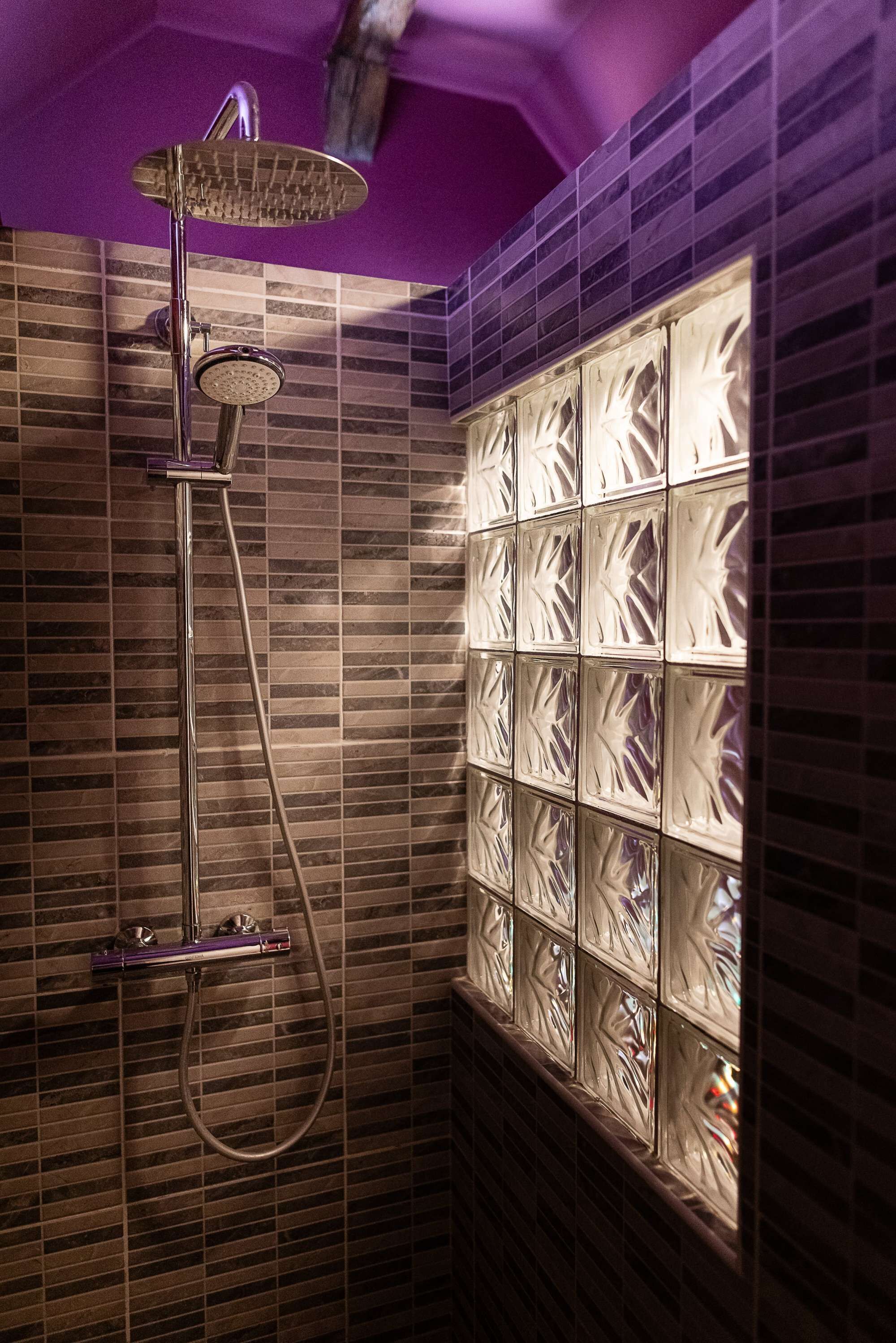 Douche, articles de toilette gratuits, sèche-cheveux, peignoirs