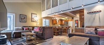 MAMMOTH VILLAGE RETREAT - Steps to Village, Gondola and Brewery -Heated parking