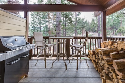 MAMMOTH VILLAGE RETREAT - Steps to Village, Gondola and Brewery -Heated parking