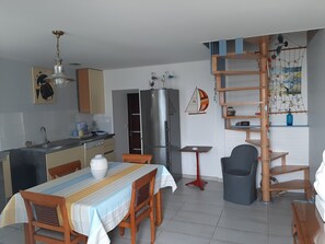 Fridge, microwave, oven, stovetop - Little corner of paradise 2 steps from the sea. Walled garden. Wireless (Loctudy)