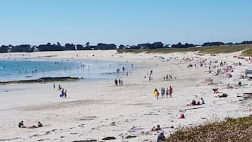 En la playa, camastros y toallas de playa