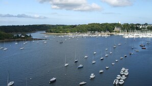 A marina with numerous boats docked, surrounded by a forested landscape and a clear sky. - Little corner of paradise 2 steps from the sea. Walled garden. Wireless (Loctudy)