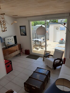 TV, DVD player, books, stereo