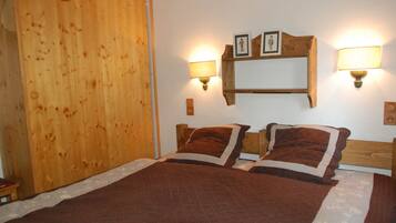 3 bedrooms, iron/ironing board, travel crib, free WiFi