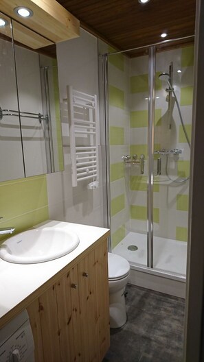 Combined shower/tub, hair dryer, towels, toilet paper - COURCHEVEL 1850, 4-room apartment for 7 people 150 m from the slopes (Courchevel)