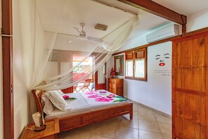 4 chambres, coffres-forts dans les chambres, bureau