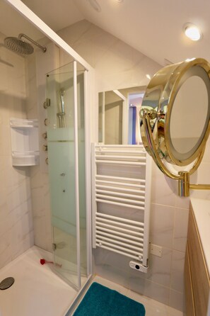 Douche, sèche-cheveux, serviettes fournies
