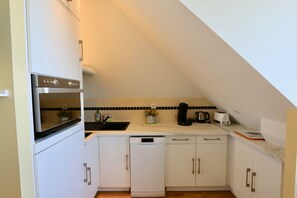 Kühlschrank, Mikrowelle, Herdplatte, Geschirrspüler