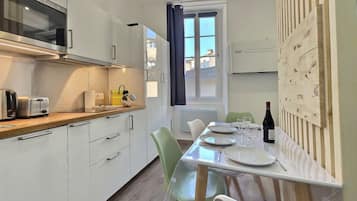 Fridge, microwave, dishwasher, coffee/tea maker