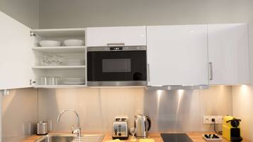 Fridge, microwave, dishwasher, coffee/tea maker