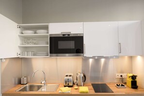 Réfrigérateur, micro-ondes, lave-vaisselle, cafetière/bouilloire