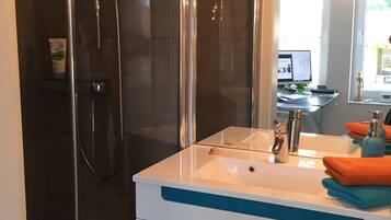 Duschwanne, Haartrockner, Handtücher, Toilettenpapier