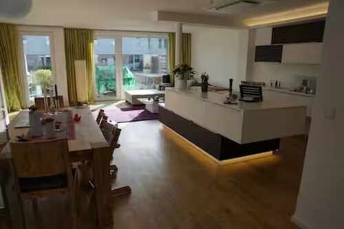 150m² private family home with garden view, close to the center for 6 guests