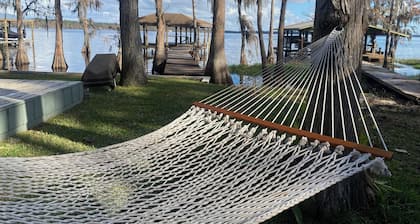 Abgeschiedenes Haus am See mit Dock am Lake Louisa, nur 22 Meilen von Disney entfernt!
