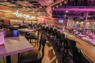 Serve café da manhã, almoço e jantar