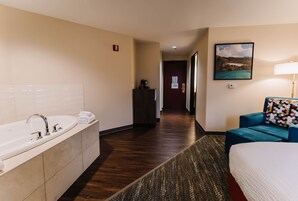 Quarto standard, 1 cama King | Área de estar | TV de tela plana