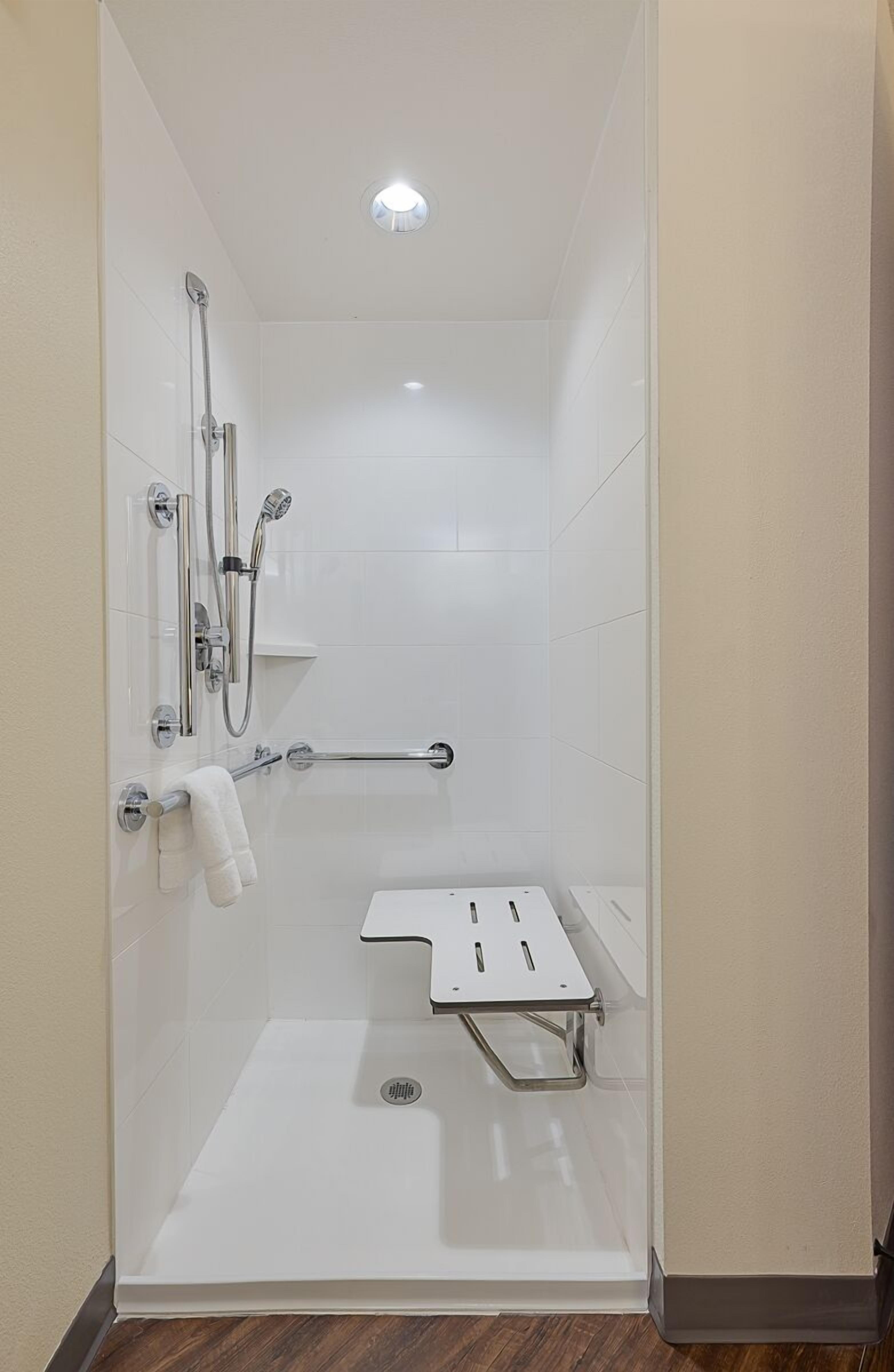 standard room, 1 queen bed, accessible | bathroom | combined shower/bathtub, free toiletries, hair dryer, towels