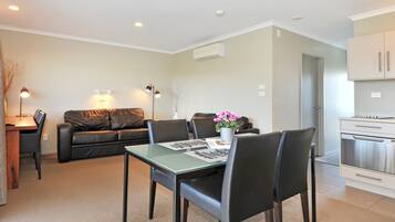 2 Bedroom Apartment | Ruokailu omassa huoneessa