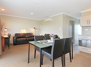 2 Bedroom Apartment | Essbereich im Zimmer