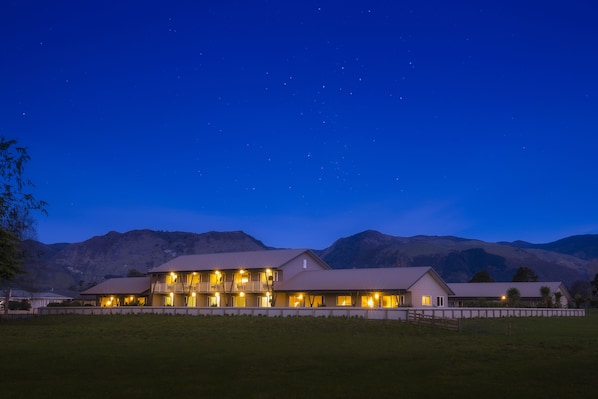 Majoituspaikan julkisivu illalla/yöllä