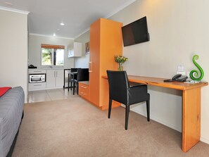 Kjøleskap, mikrobølgeovn, kokeplater og vannkoker