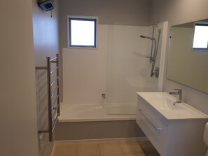 Maison, 3 chambres, vue jardin | Salle de bain
