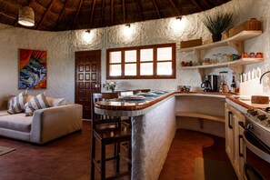 Departamento familiar | Cocina privada | Refrigerador con congelador, microondas, horno y cafetera y tetera