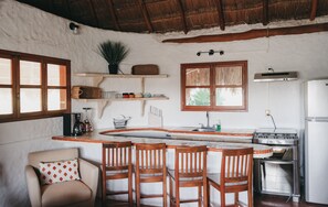 Refrigerador con congelador, microondas, horno y cafetera y tetera