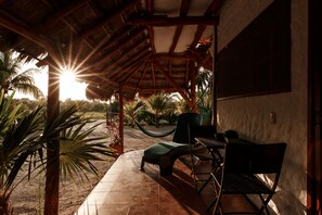 อพาร์ทเมนท์, เตียงคิงไซส์ 1 เตียง และโซฟาเบด | ลานระเบียง/นอกชาน