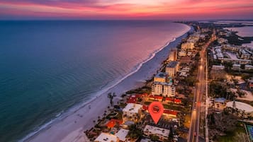 Nær stranden, solsenger og strandhåndklær