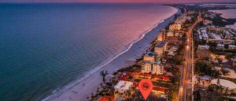 Plage à proximité, chaises longues, serviettes de plage