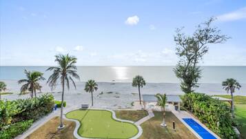 Beach nearby, sun-loungers, beach towels