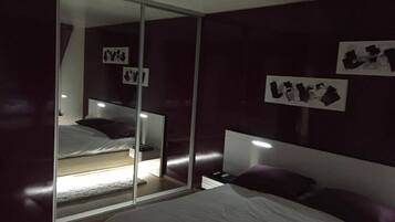 2 chambres, fer et planche à repasser, Wi-Fi, draps fournis