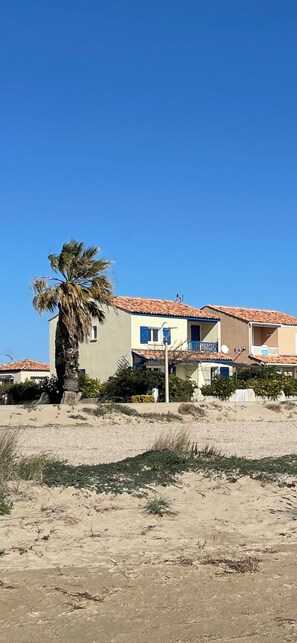 Exterior - Large beachfront villa with superb views (Gruissan)