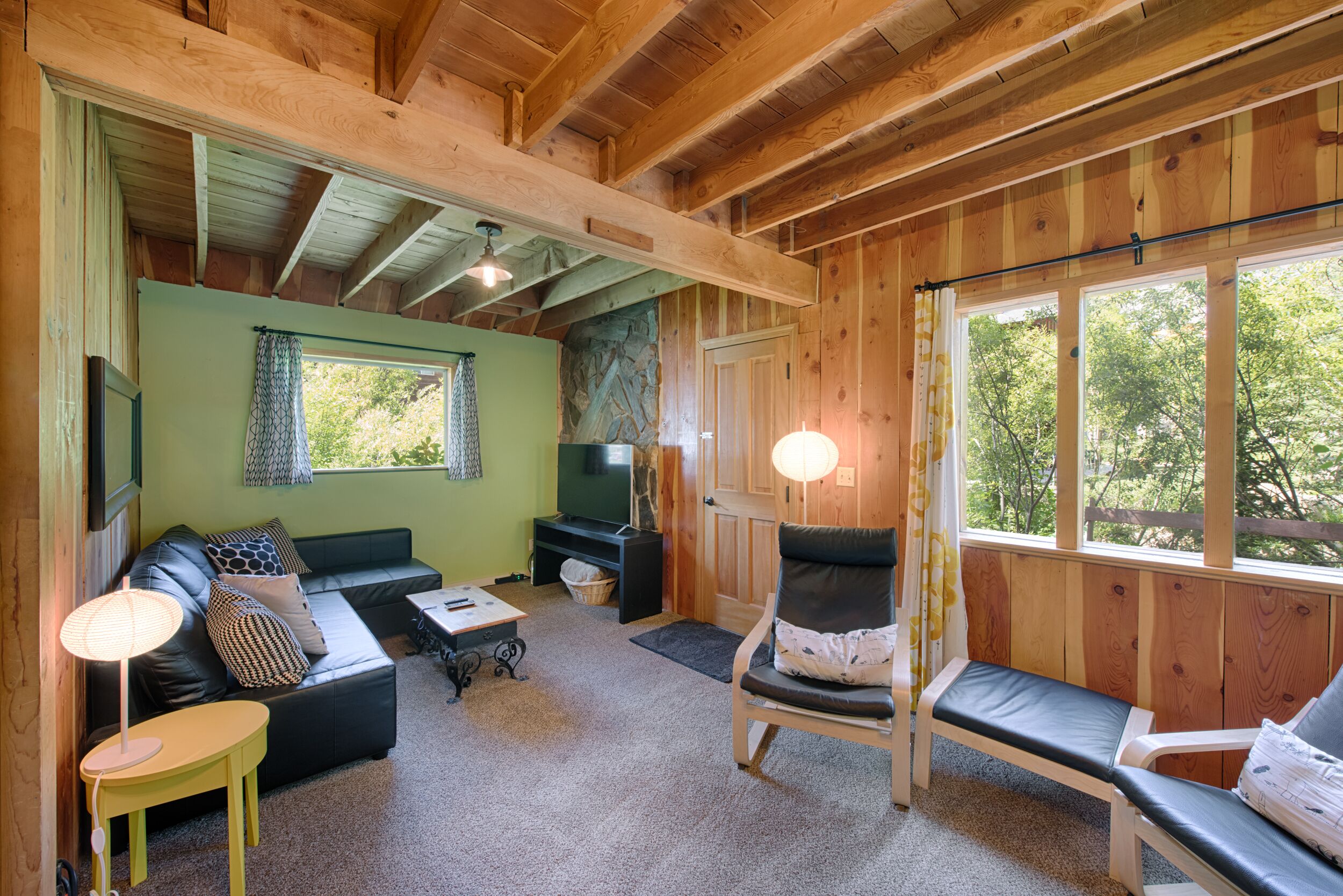 AWESOME! NEW LISTING! Charming Cabin w Hot Tub - Euro Feel, Nr Lake