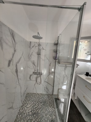 Douche, articles de toilette gratuits, sĂšche-cheveux
