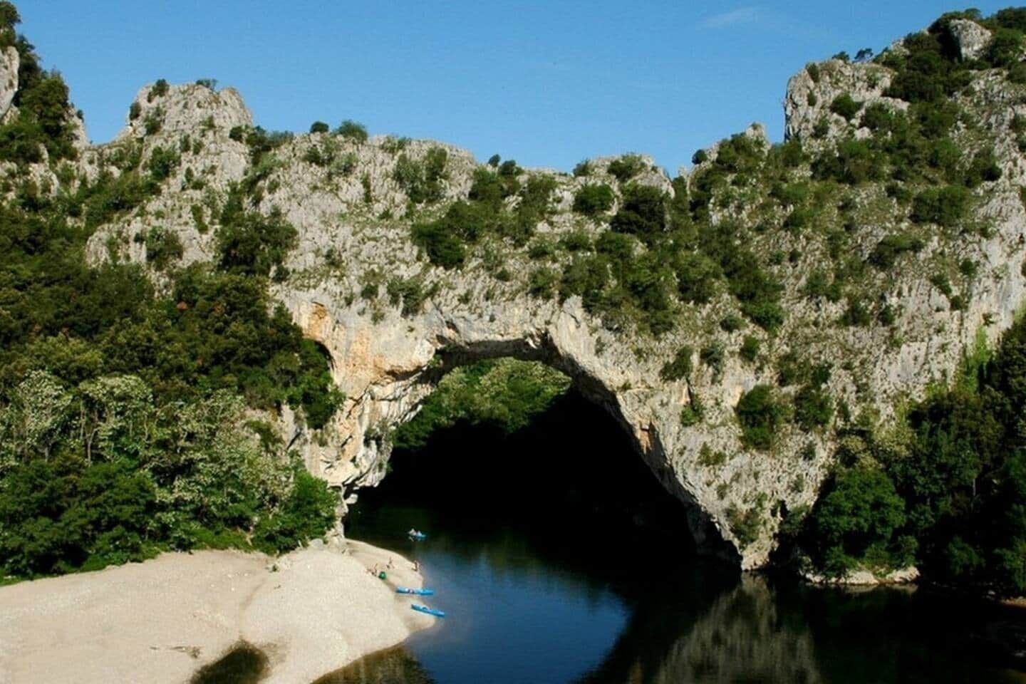 Un autre site remarquable, naturel celui-ci, les fameuses gorges de l'Ardèche et le pontd'Arc