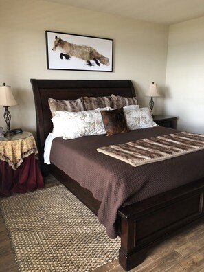 3 bedrooms, desk, iron/ironing board, travel cot