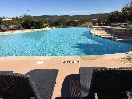  Spacious Hollows Villa Over Looking  Lake Travis! Spring Break Available.