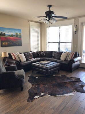 Smart TV, fireplace, video games, DVD player -  Spacious Hollows Villa Over Looking  Lake Travis! Spring Break Available. (Jonestown)