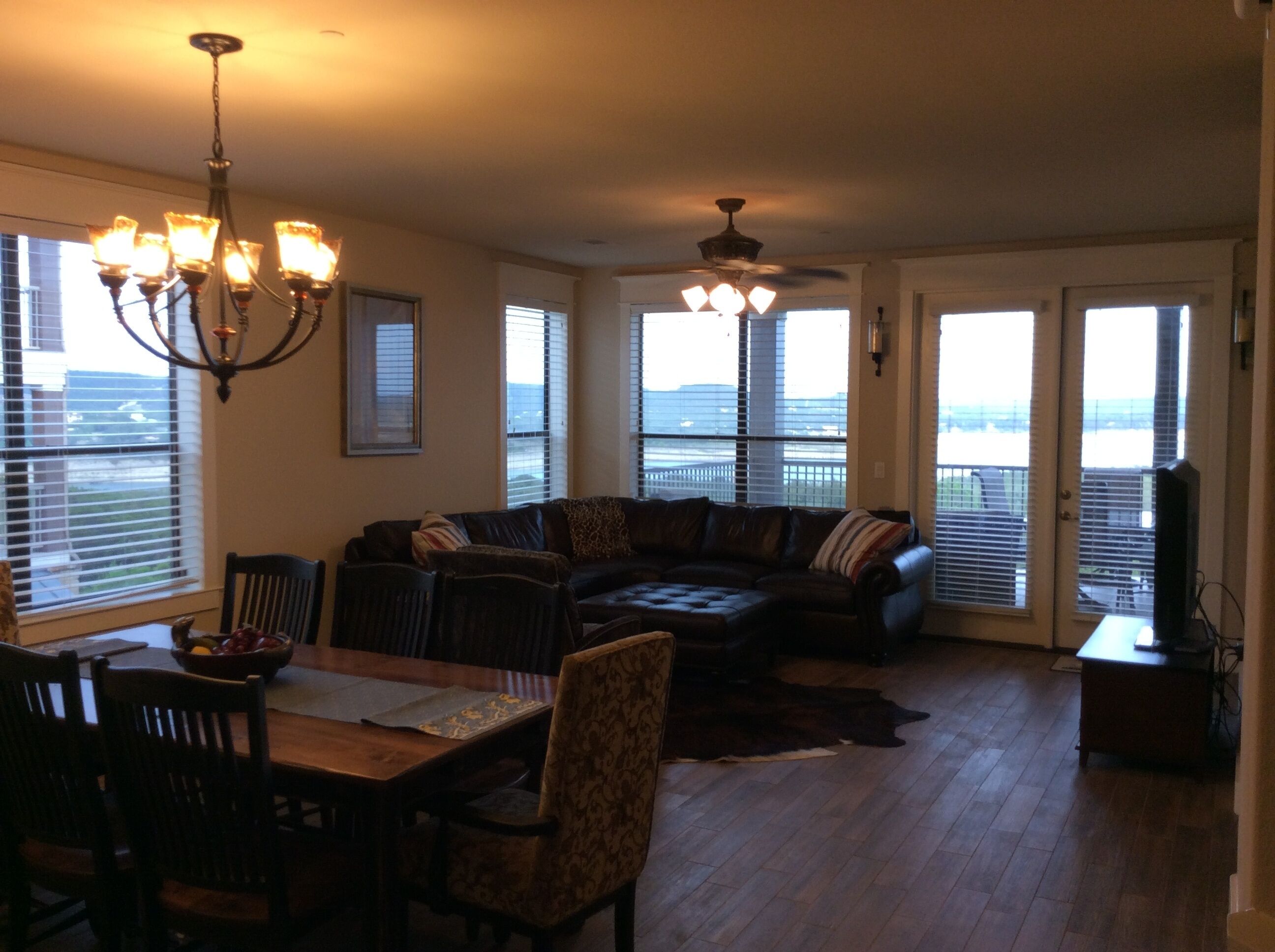 智能电视、壁炉、电子游戏、DVD 播放器